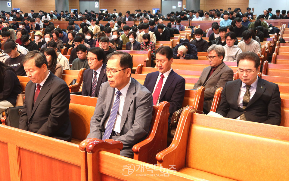 총신대 신대원 총동창회 장학금 전달 예배 모습