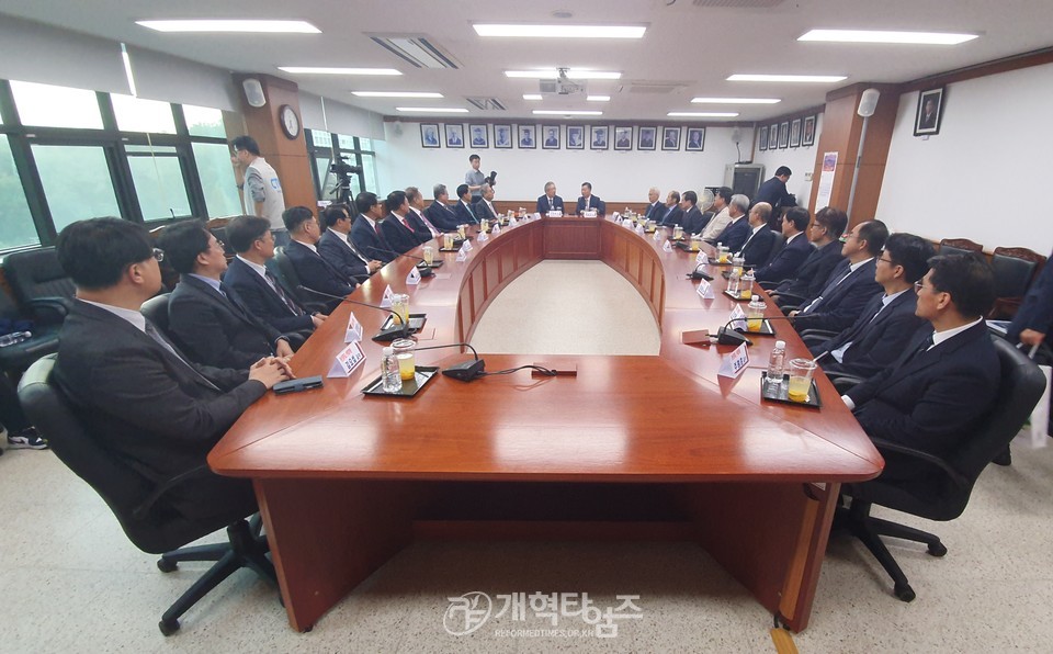 총회 임원들과 총신대 보직 교수들 상견례 모습