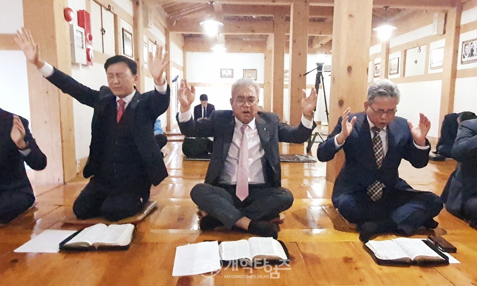 총회 임원들, 소래교회에서 기도회 모습