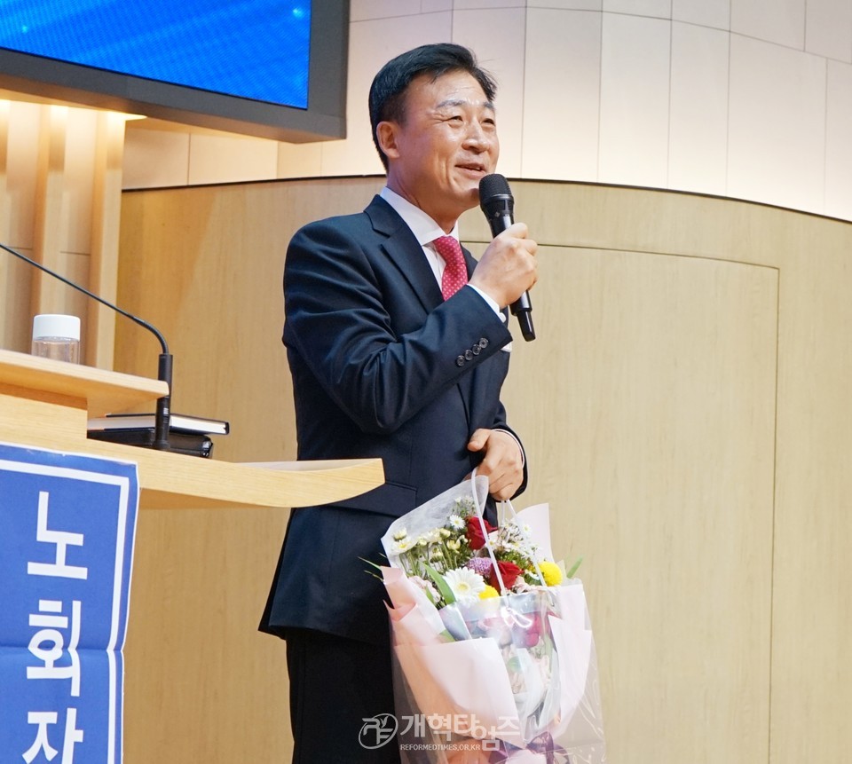 용천노회, 김종철 목사 총회 부회록서기 당선 축하 모습