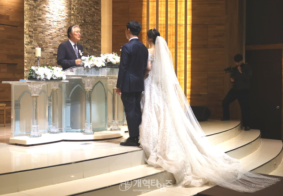김근택 장로 장남 영상 군의 결혼 예식 모습