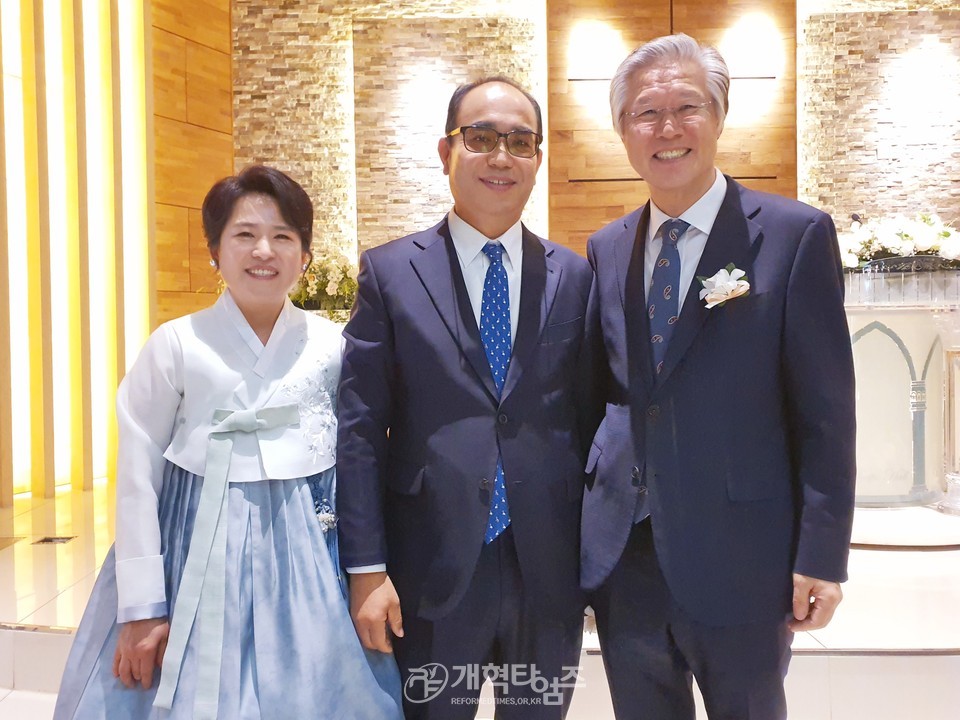 김근택 장로 장남 영상 군의 결혼 예식 모습