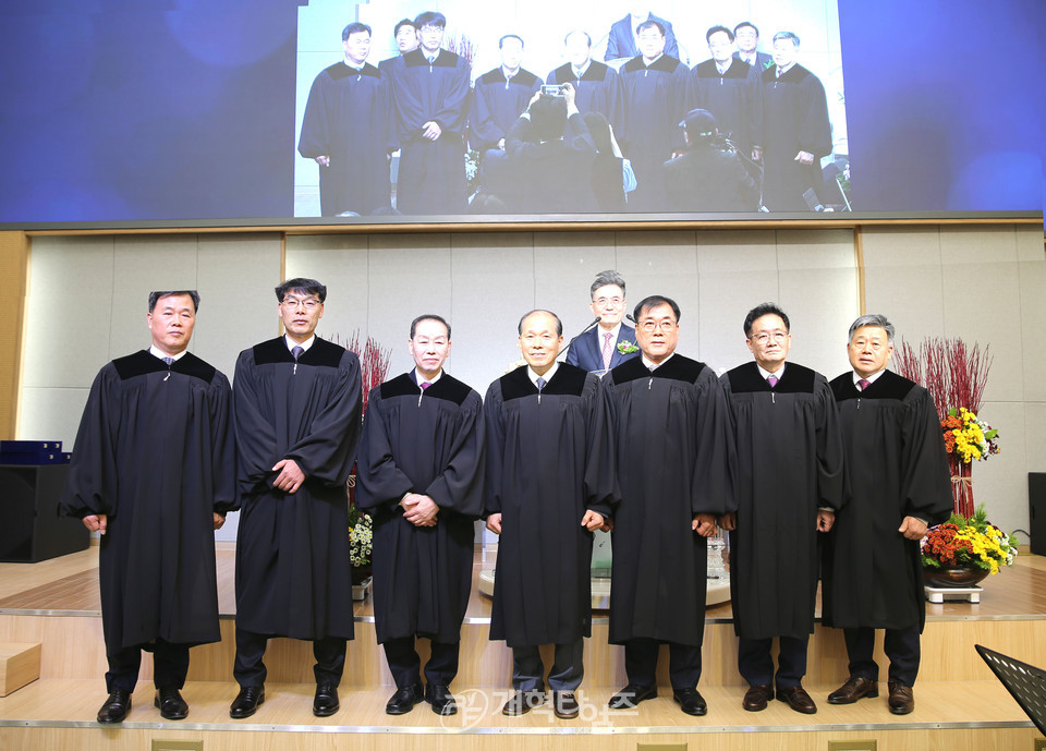 금천교회 성전 헌당 및 임직감사예배 모습