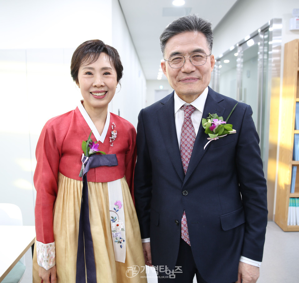 금천교회 성전 헌당 및 임직감사예배 모습