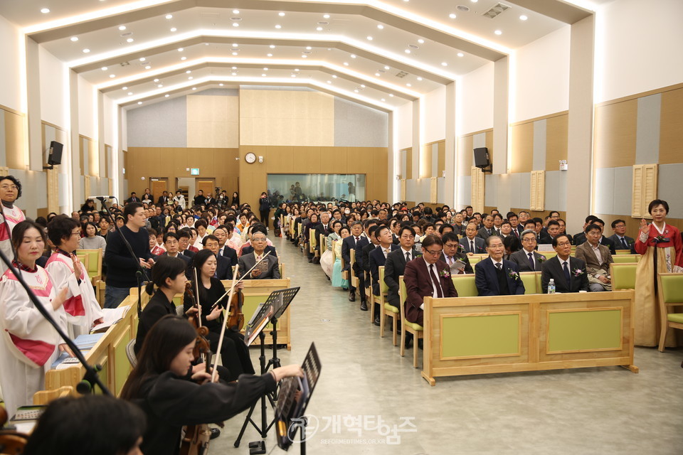 금천교회 성전 헌당 및 임직감사예배 모습