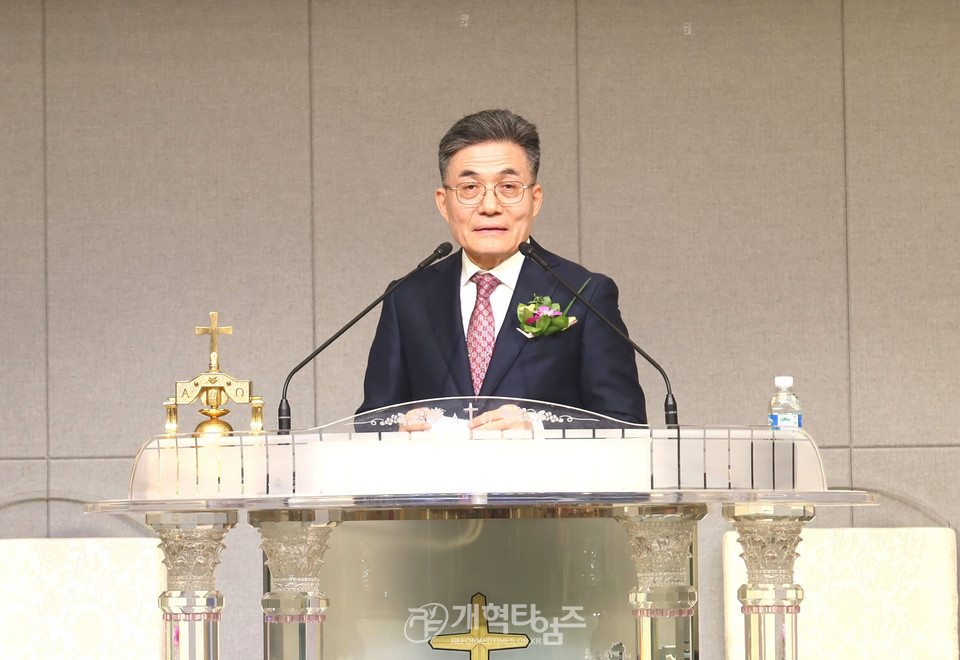 금천교회 성전 헌당 및 임직감사예배 모습