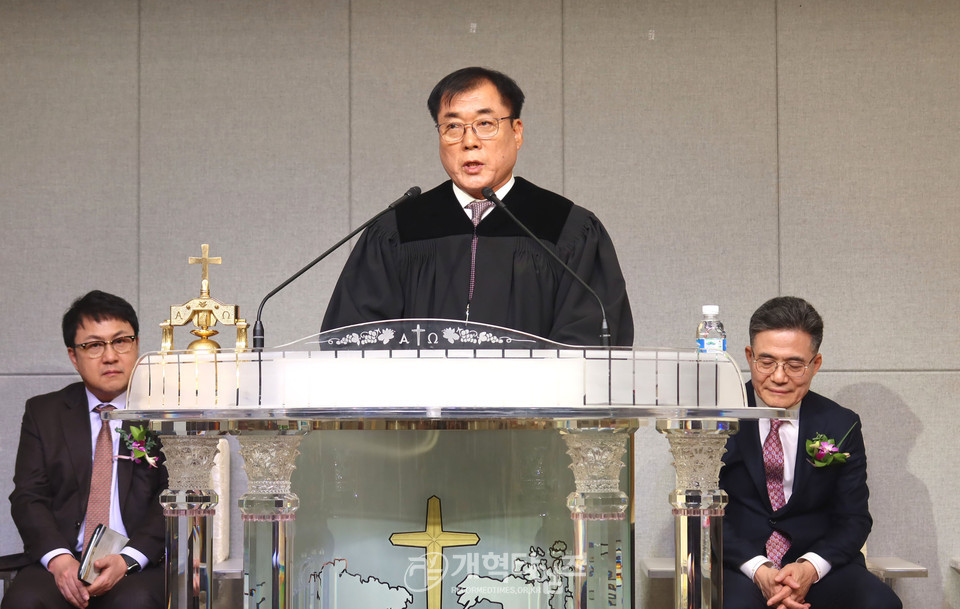금천교회 성전 헌당 및 임직감사예배 모습
