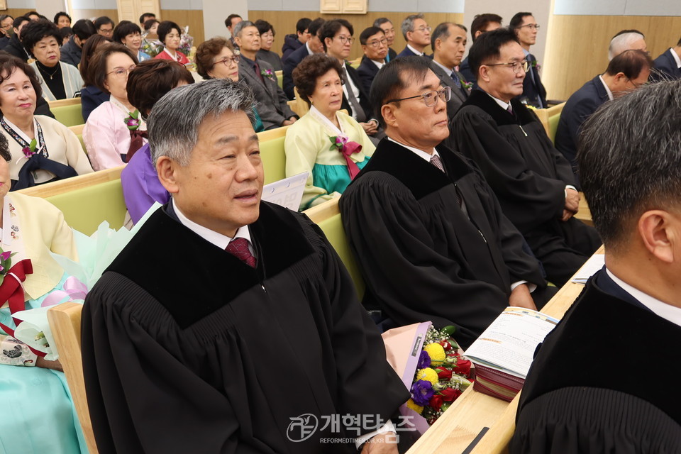 금천교회 성전 헌당 및 임직감사예배 모습