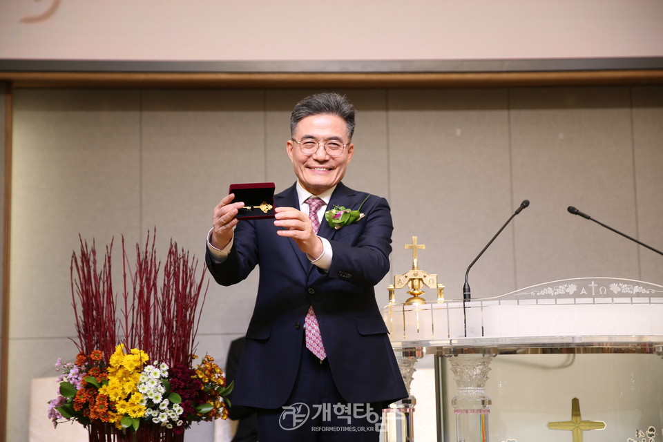 금천교회 성전 헌당 및 임직감사예배 모습