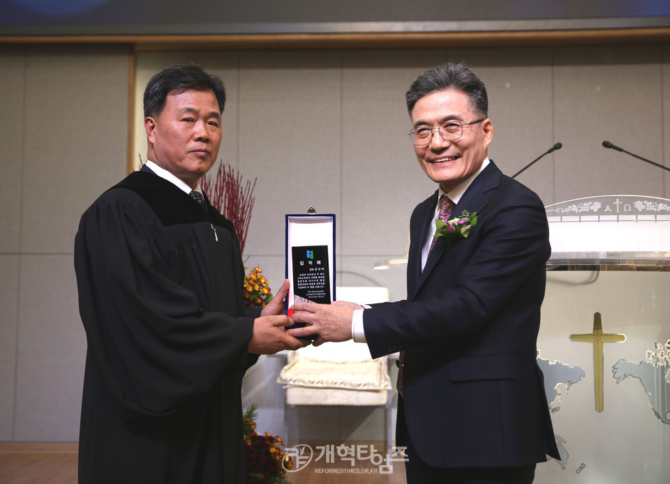 금천교회 성전 헌당 및 임직감사예배 모습