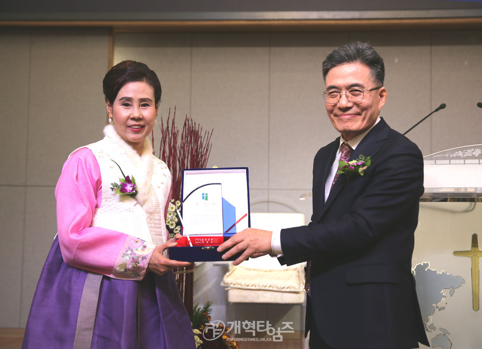 금천교회 성전 헌당 및 임직감사예배 모습