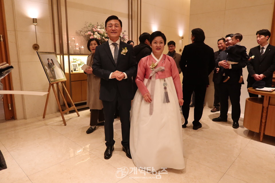 총회 부회록 서기 김종철 목사, 딸 김은혜 양 결혼 예배 모습
