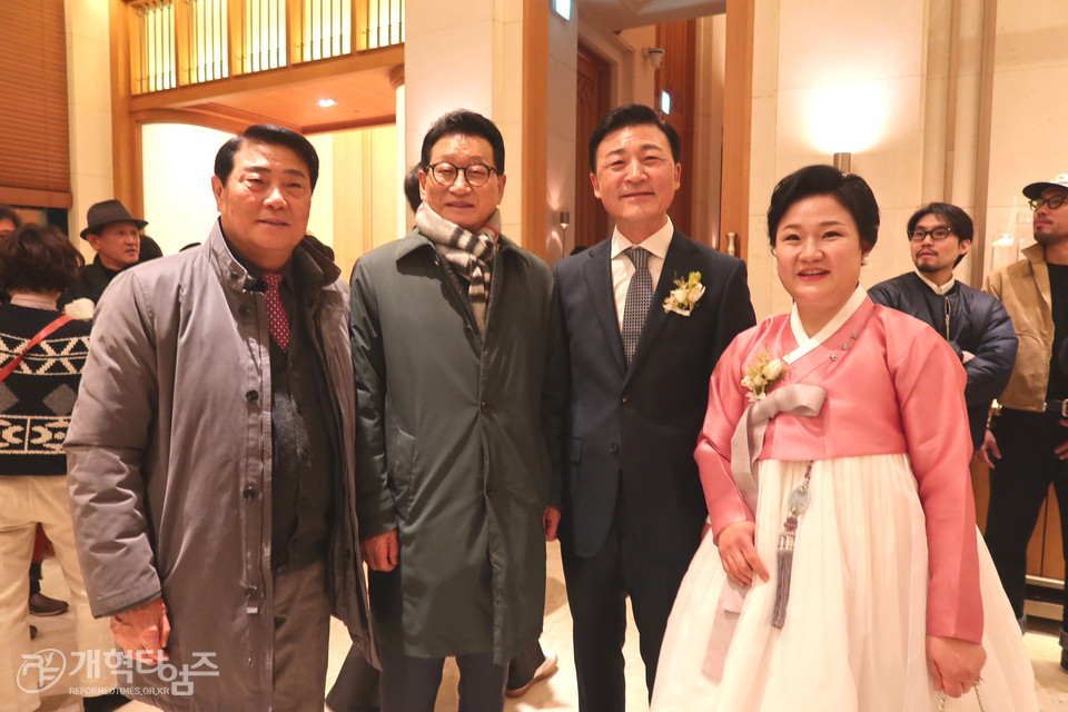 총회 부회록 서기 김종철 목사, 딸 김은혜 양 결혼 예배 모습