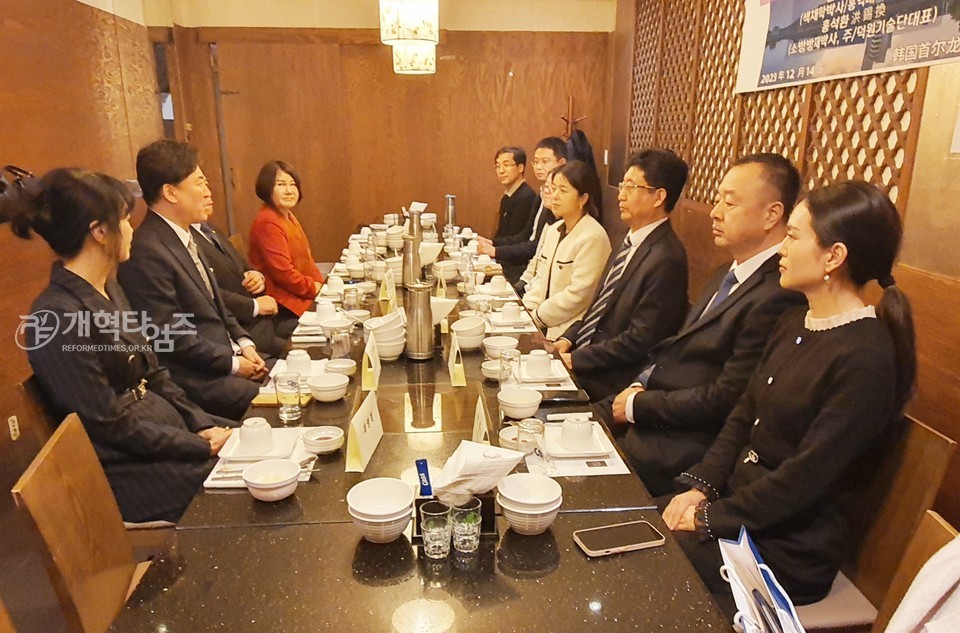 홍석환 장로, 안진의 교수. 웨이하이직업대학 객좌교수 위촉 모습