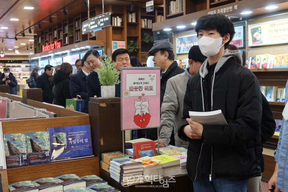 이은철 목사, 신간 「출애굽의 비밀」 출판 기념 저자 사인회 모습