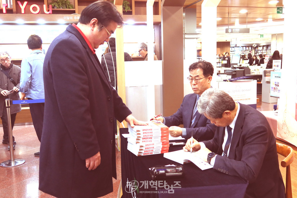 이은철 목사, 신간 「출애굽의 비밀」 출판 기념 저자 사인회 모습