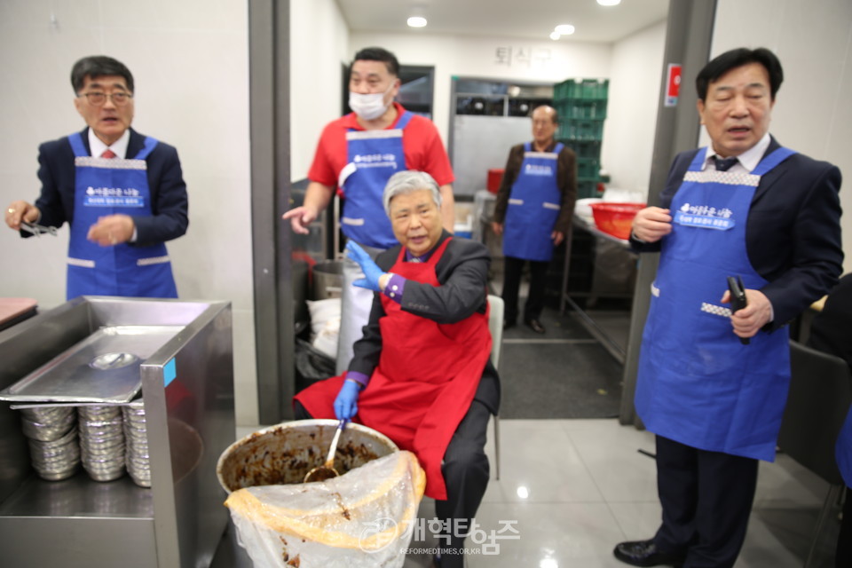 총신대 장로권사교육원, 짜장면 나눔의 행사 모습