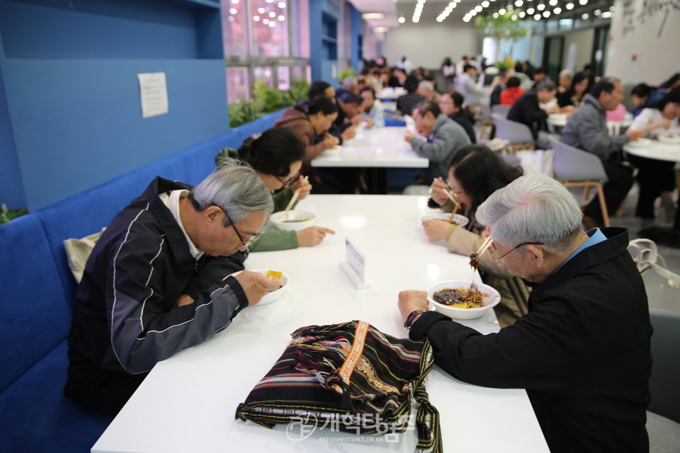 총신대 장로권사교육원, 짜장면 나눔의 행사 모습