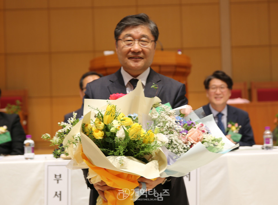 제109회 총회 부총회장 후보로 추천받고 수락연설하는 장봉생 목사 모습