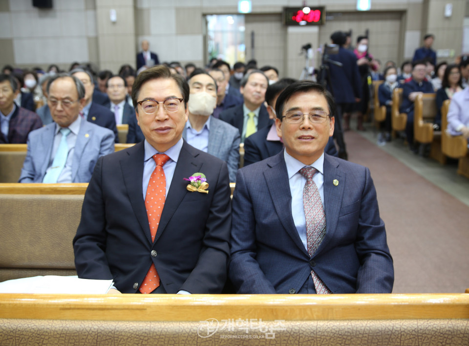 새샘교회 「제1대 원로목사 추대 및 제4대 담임목사 위임 감사예배」 모습