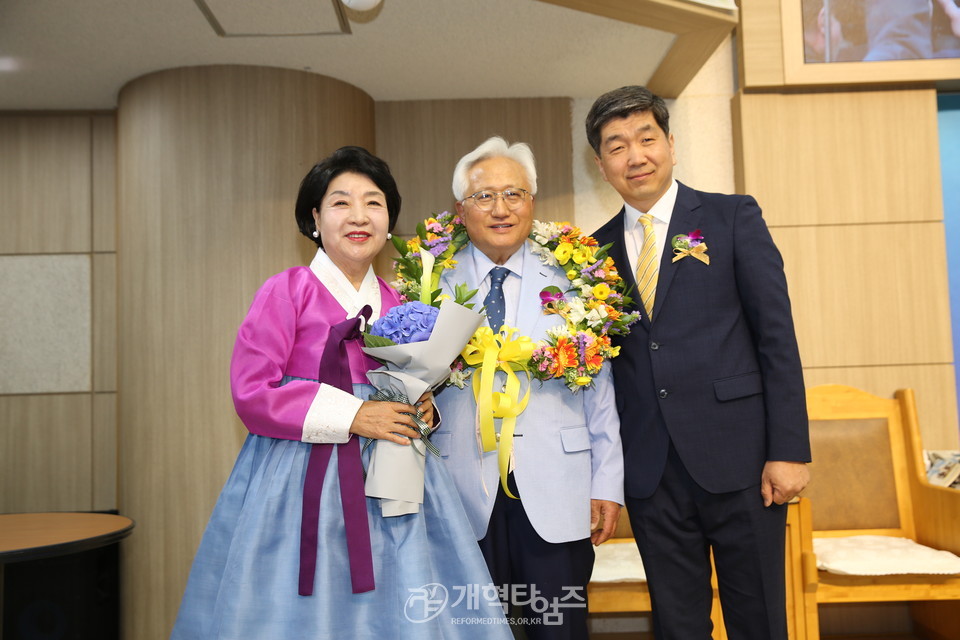새샘교회 「제1대 원로목사 추대 및 제4대 담임목사 위임 감사예배」 모습