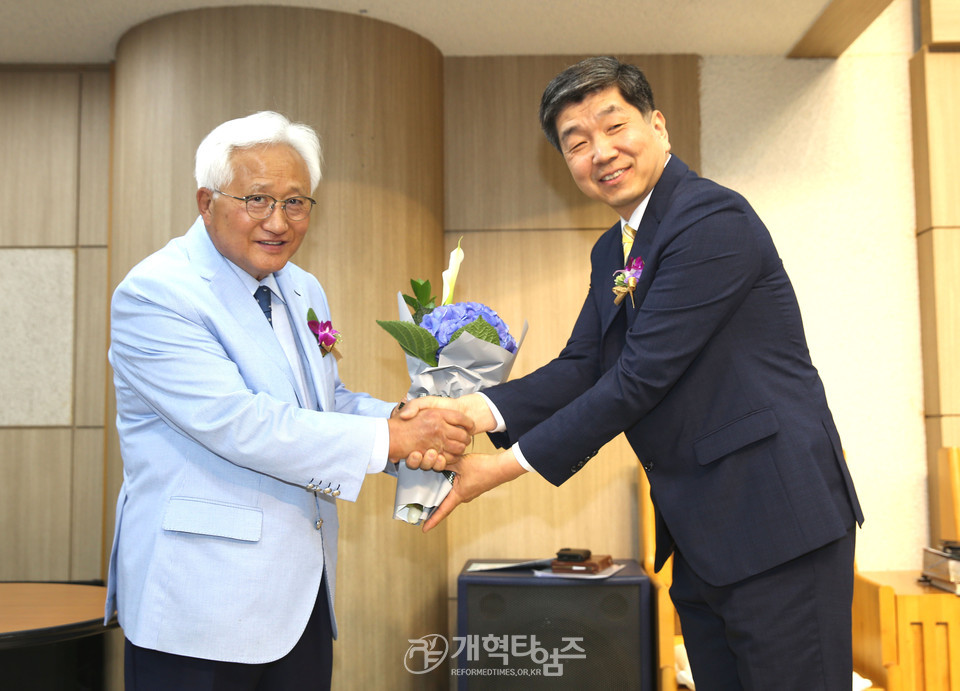 새샘교회 「제1대 원로목사 추대 및 제4대 담임목사 위임 감사예배」 모습