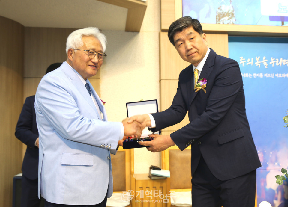 새샘교회 「제1대 원로목사 추대 및 제4대 담임목사 위임 감사예배」 모습