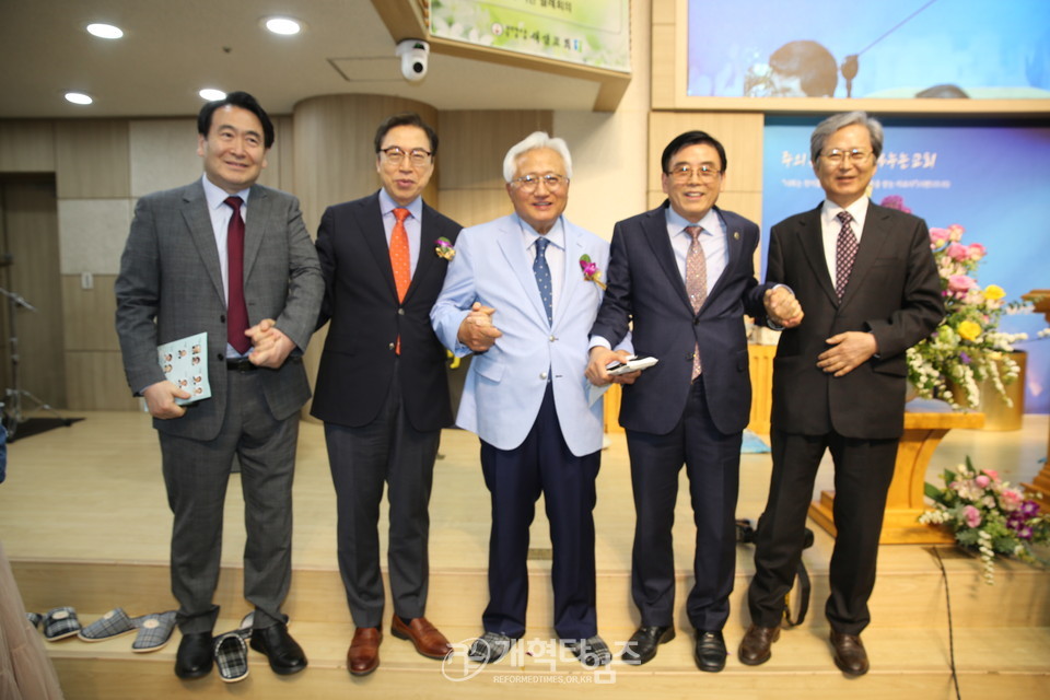 새샘교회 「제1대 원로목사 추대 및 제4대 담임목사 위임 감사예배」 모습