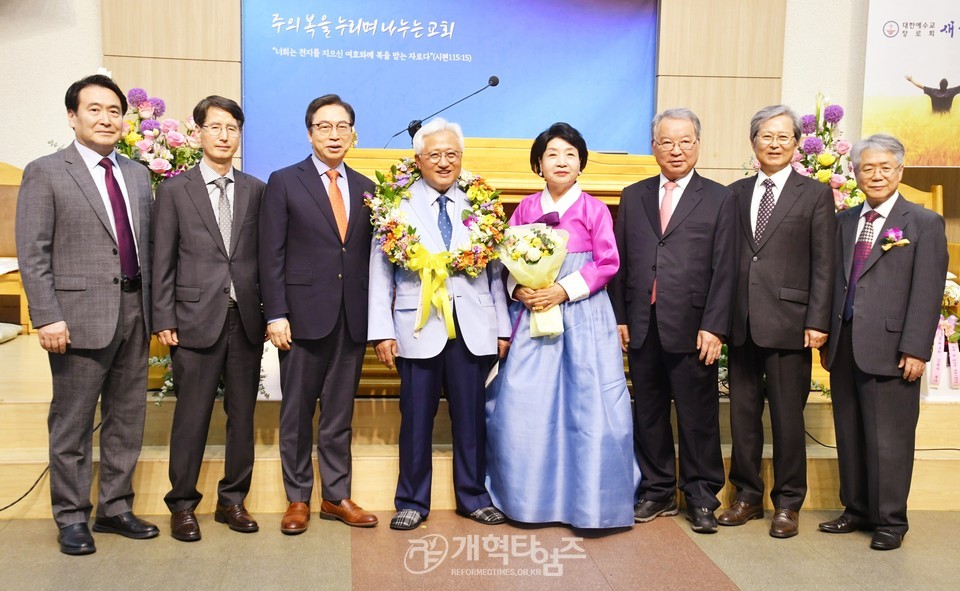 새샘교회 「제1대 원로목사 추대 및 제4대 담임목사 위임 감사예배」 모습