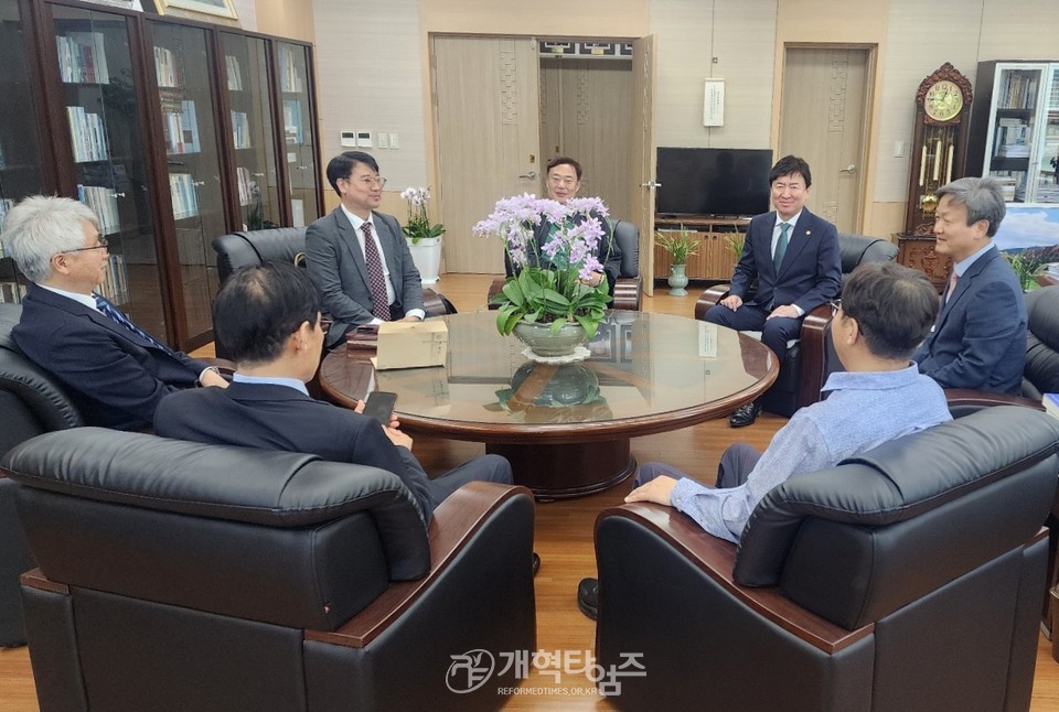 하정민 장로. 대신대 '세계 속의 한국화' 강연 모습