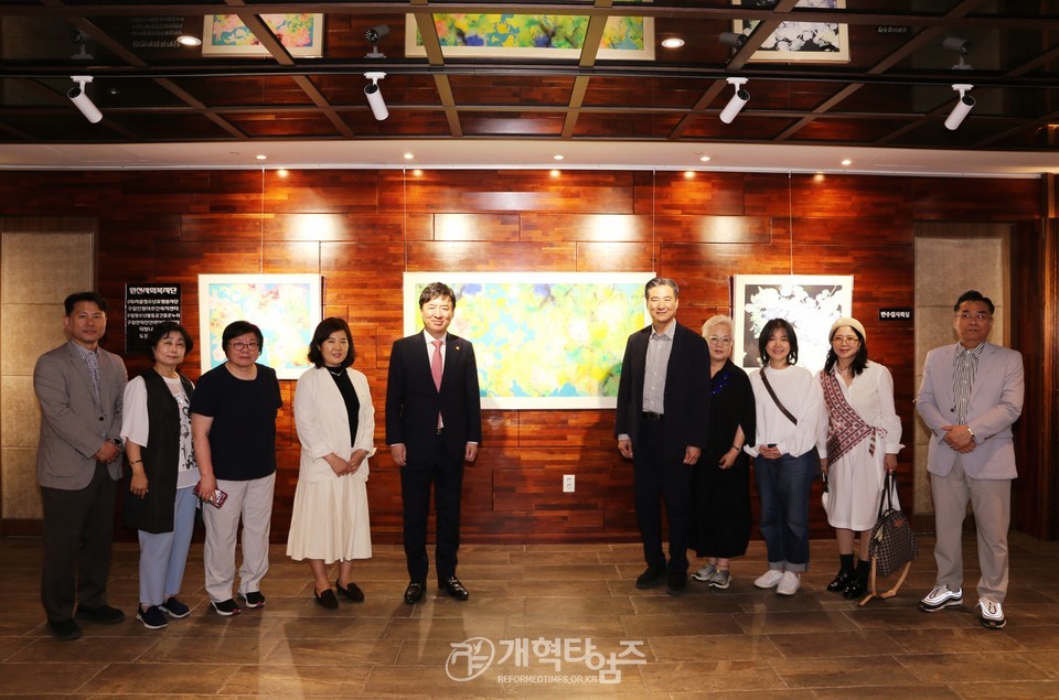원천아트갤러리, 하정민 장로 '은혜의 41년, 꽃으로 그린 사랑' 개인전 모습