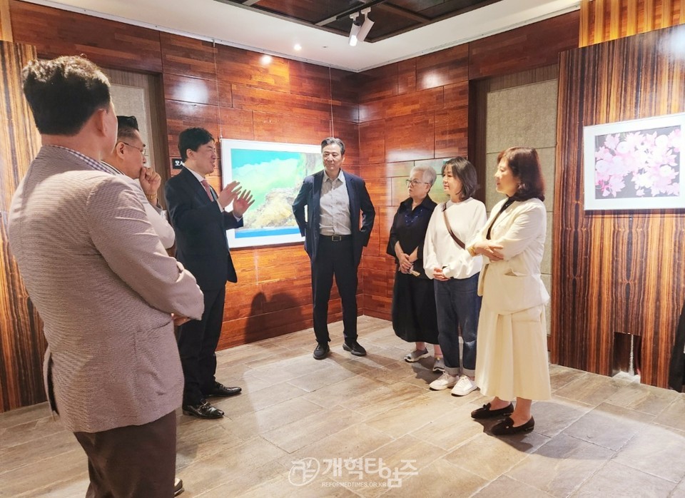 원천아트갤러리, 하정민 장로 '은혜의 41년, 꽃으로 그린 사랑' 개인전 모습