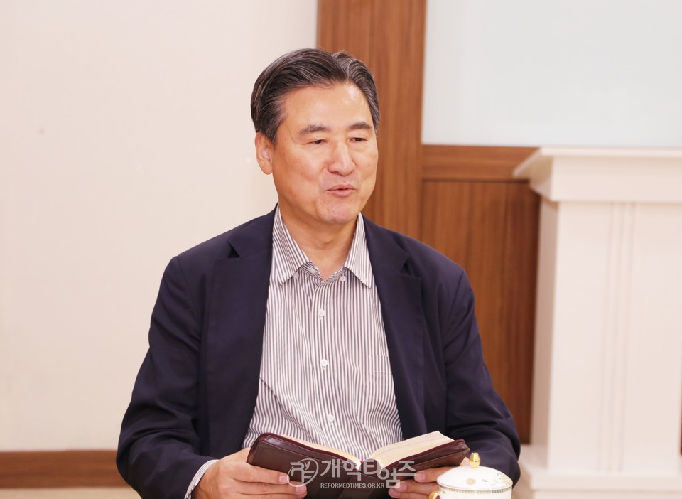 원천아트갤러리, 하정민 장로 '은혜의 41년, 꽃으로 그린 사랑' 개인전 모습