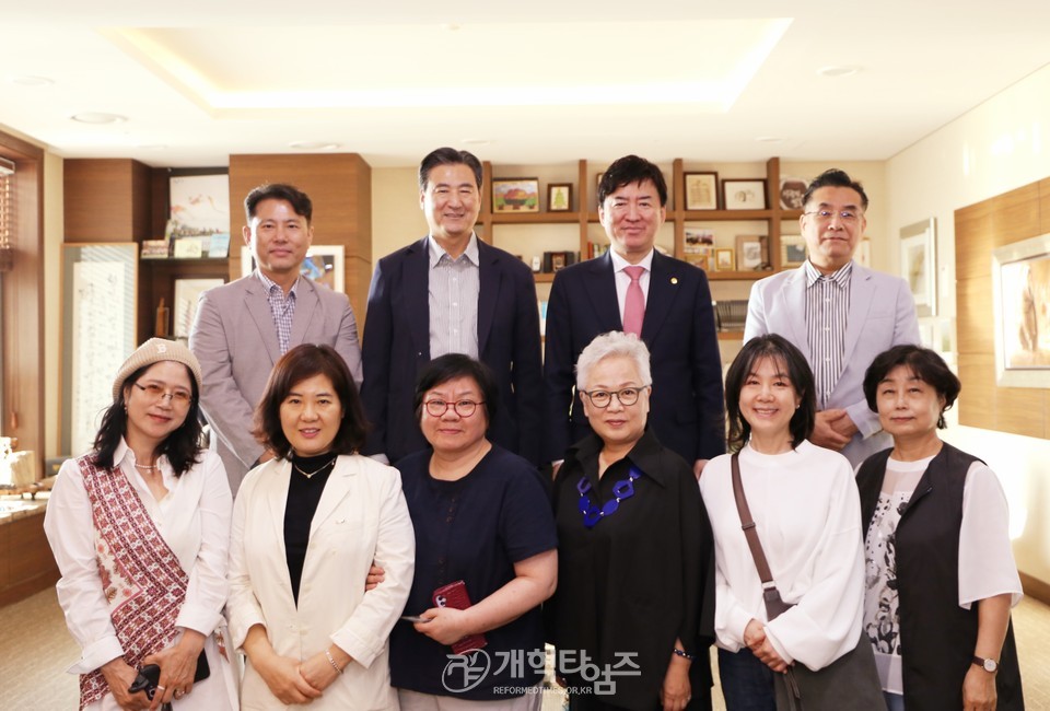 원천아트갤러리, 하정민 장로 '은혜의 41년, 꽃으로 그린 사랑' 개인전 모습