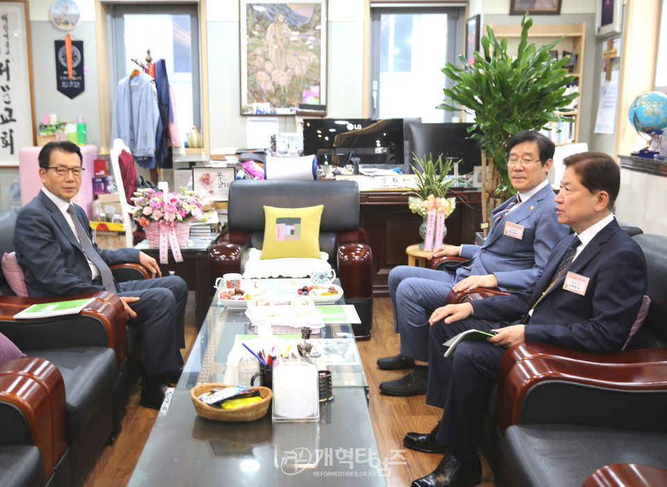 총회 다음세대목회운동본부 ‘2024년 스말로그 부모대학’ 개강식 모습