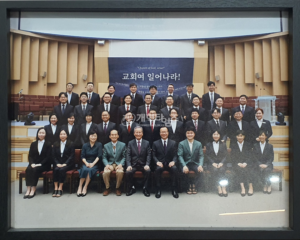 분당 H교회 교역자 단체 사진 모습(중앙 김상복 원로목사), 본 기자는 처음 이 사진을 보고 본 교단인줄 알았다.
