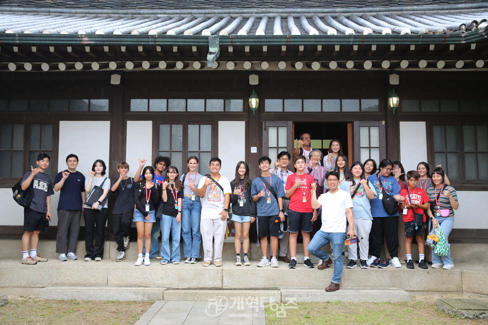 한국·하와이 역사클럽(KHHC) 학생 이화장 방문 모습