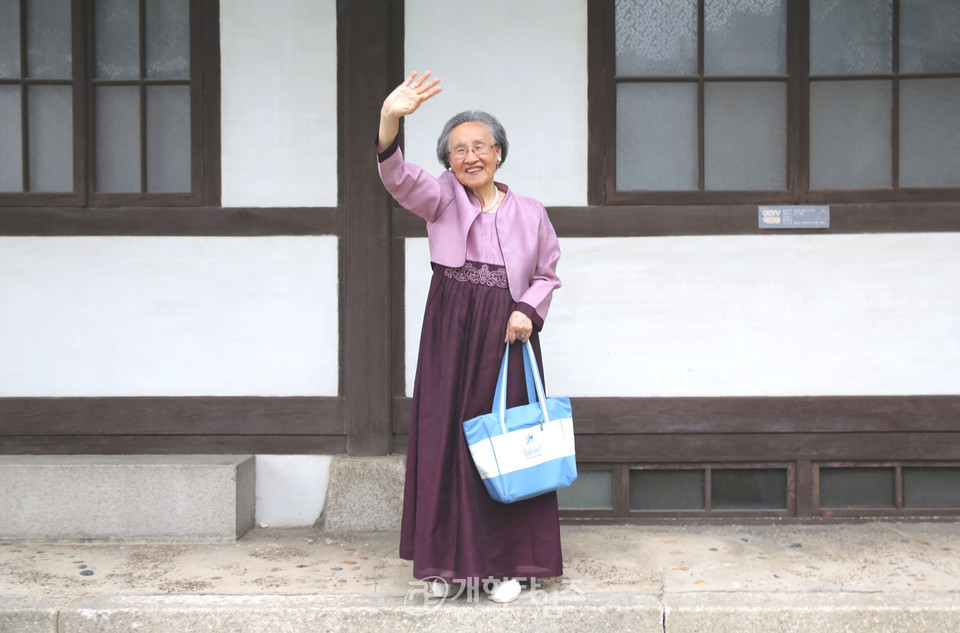한국·하와이 역사클럽(KHHC) 학생 이화장 방문 모습