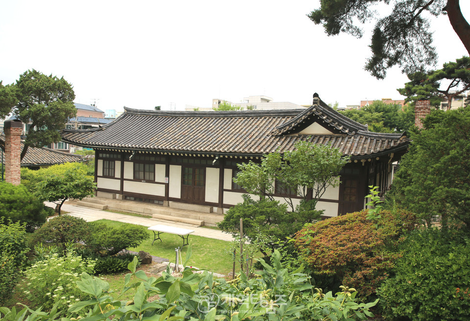 한국·하와이 역사클럽(KHHC) 학생 이화장 방문 모습