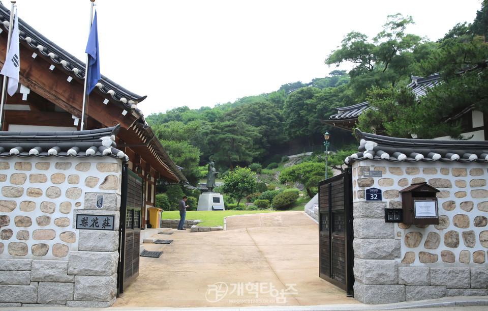 한국·하와이 역사클럽(KHHC) 학생 이화장 방문 모습