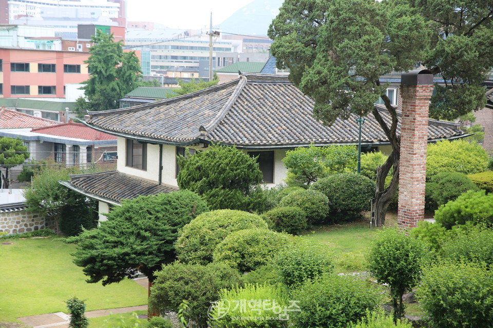 한국·하와이 역사클럽(KHHC) 학생 이화장 방문 모습