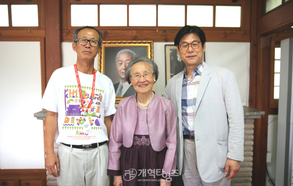 한국·하와이 역사클럽(KHHC) 학생 이화장 방문 모습