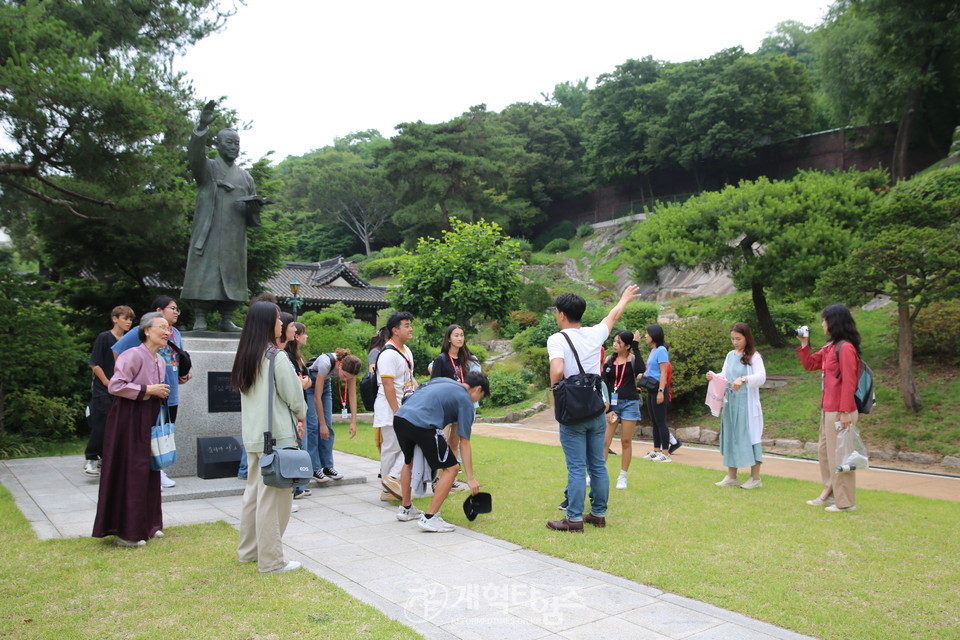 한국·하와이 역사클럽(KHHC) 학생 이화장 방문 모습