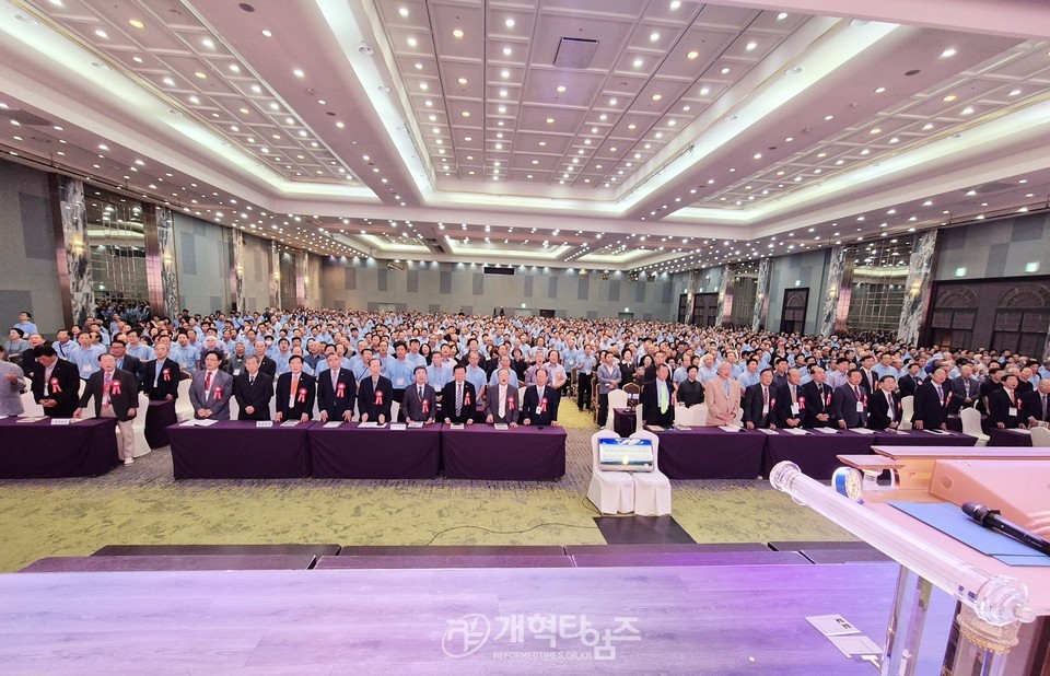 전국장로회 하기부부수련회 결의문 채택 모습