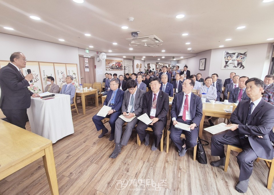 전국남전도회 서울지역 임원회의 배원식 장로 회장 당선모습