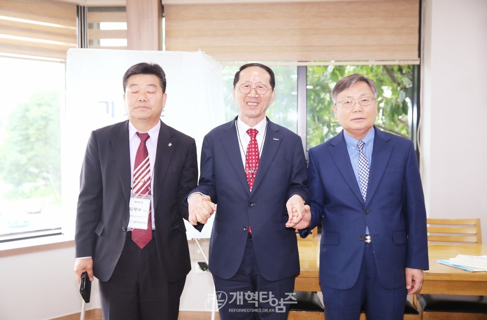 전국남전도회 서울지역 임원회의 배원식 장로 회장 당선 모습