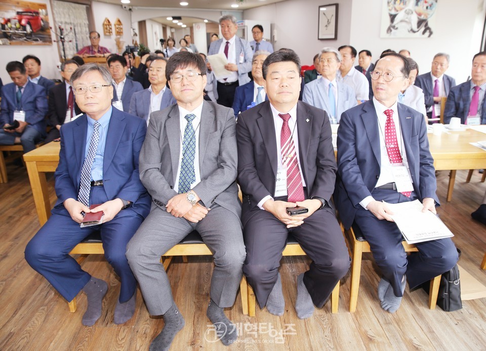 전국남전도회 서울지역 임원회의 배원식 장로 회장 당선 모습