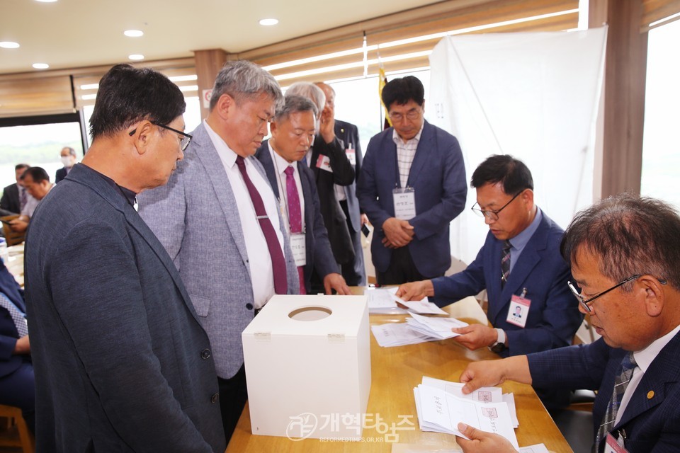 전국남전도회 서울지역 임원회의 배원식 장로 회장 당선 모습