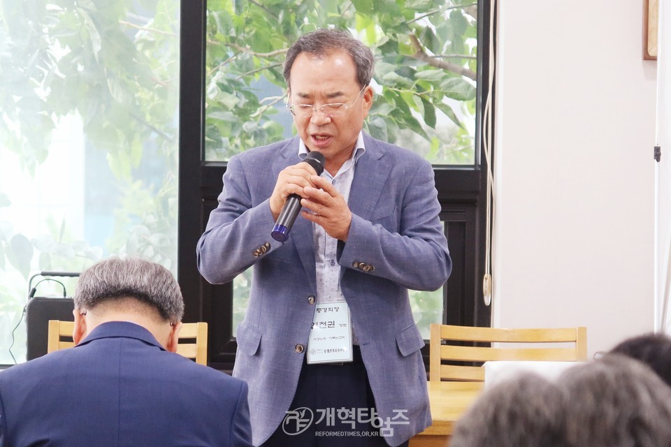 전국남전도회 서울지역 임원회의 배원식 장로 회장 당선 모습