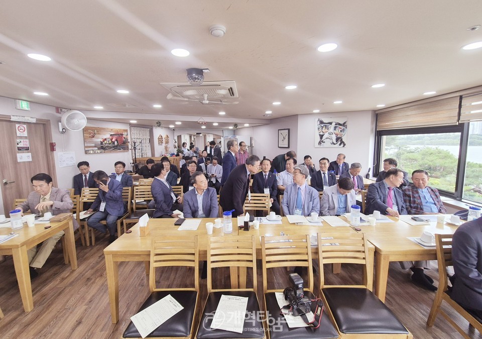 전국남전도회 서울지역 임원회의 배원식 장로 회장 당선 모습